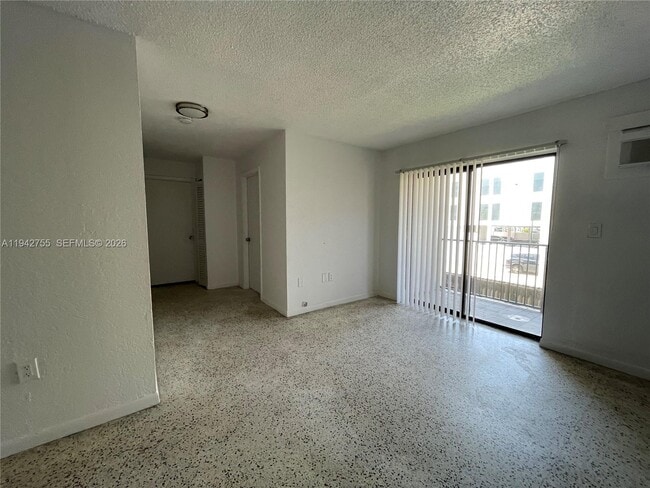 Building Photo - 142 SW 18th Ave