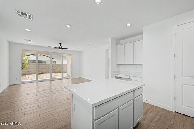 Building Photo - 295 E Mint Ln