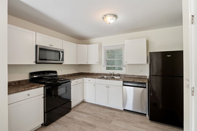 Building Photo - 2 Bedroom Duplex: Available Now