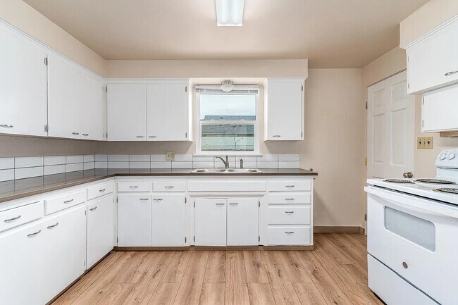 Building Photo - 1704 N Stone St