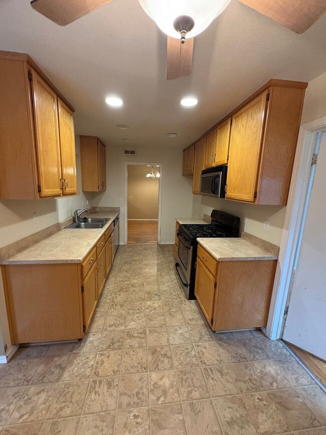 Building Photo - 3bed/2bath Home with large yard in South Sac