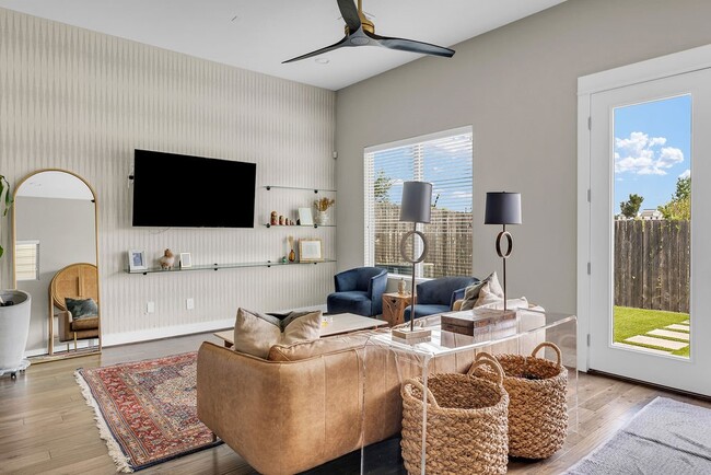 Building Photo - 806 Thornton Rd