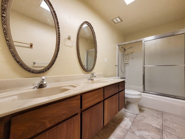 Building Photo - Charming Rambler with Abundant Natural Lig...