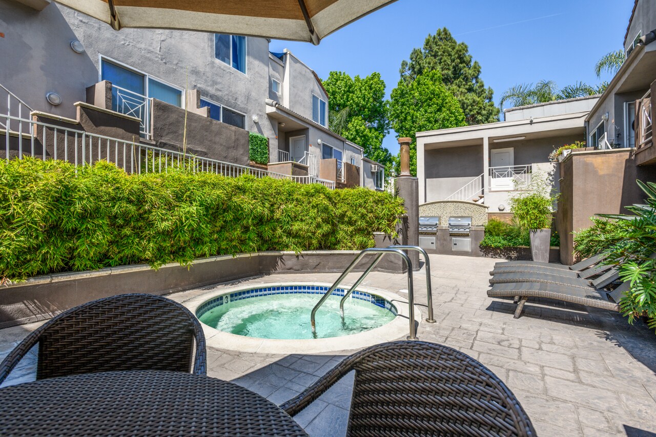 Building Photo - 355 N Maple St