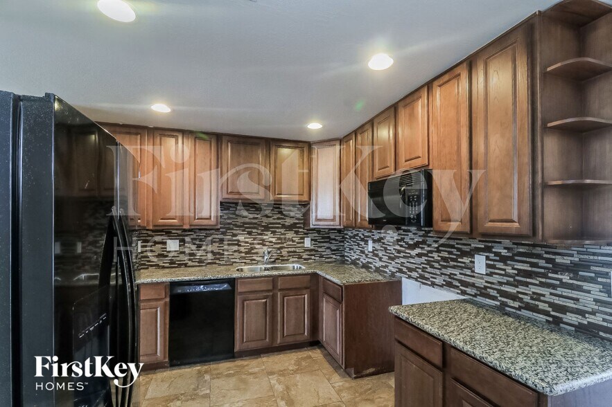 Building Photo - 3301 W Windrose Dr