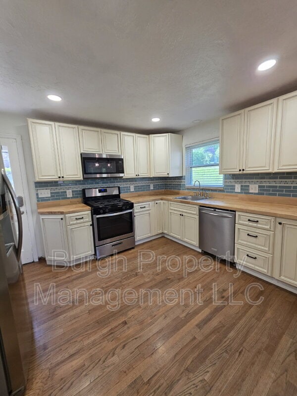 Building Photo - 300 Maxwell Dr