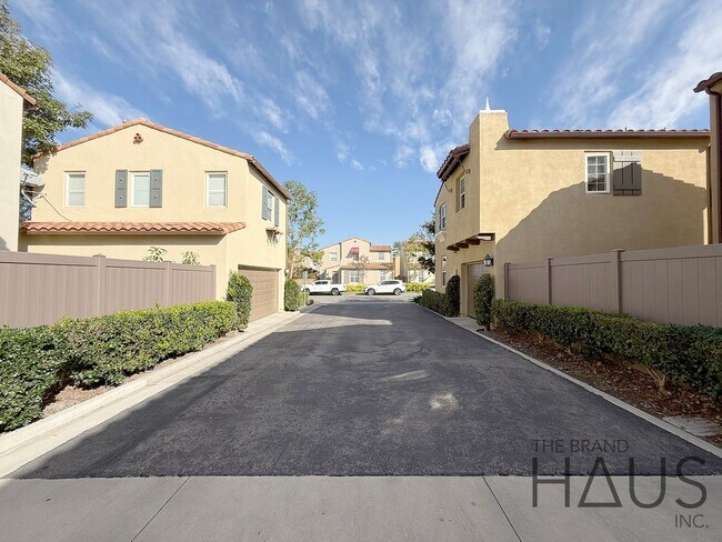 Building Photo - Desirable Oak Creek Community Detached Home with Two Car Garage