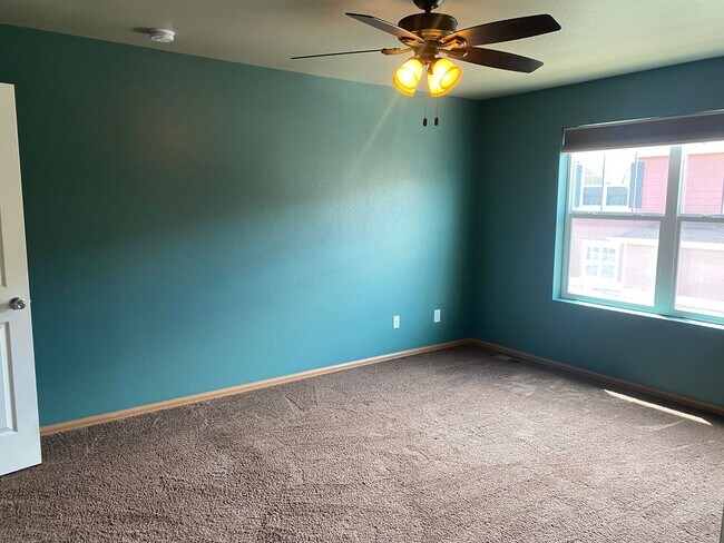 Building Photo - Charming, 3 story, 4 bed/3 bath on Corner Lot!