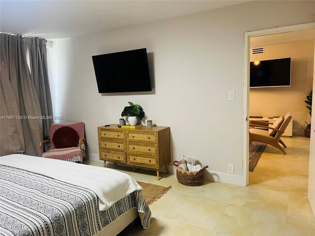 Building Photo - 5225 Collins Ave