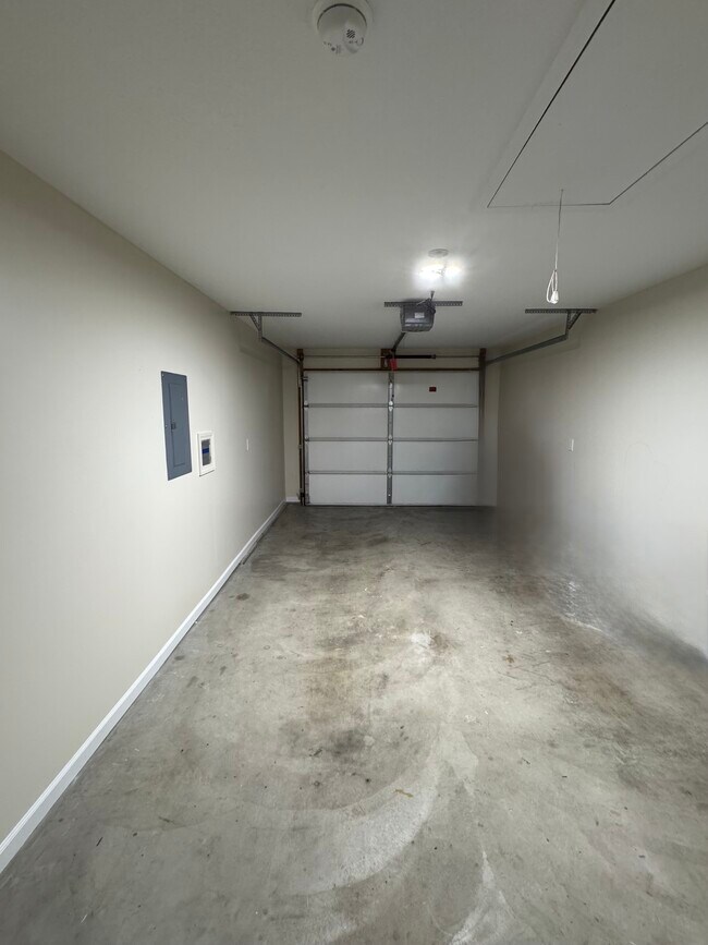 Building Photo - 3553 Oak Villa Way