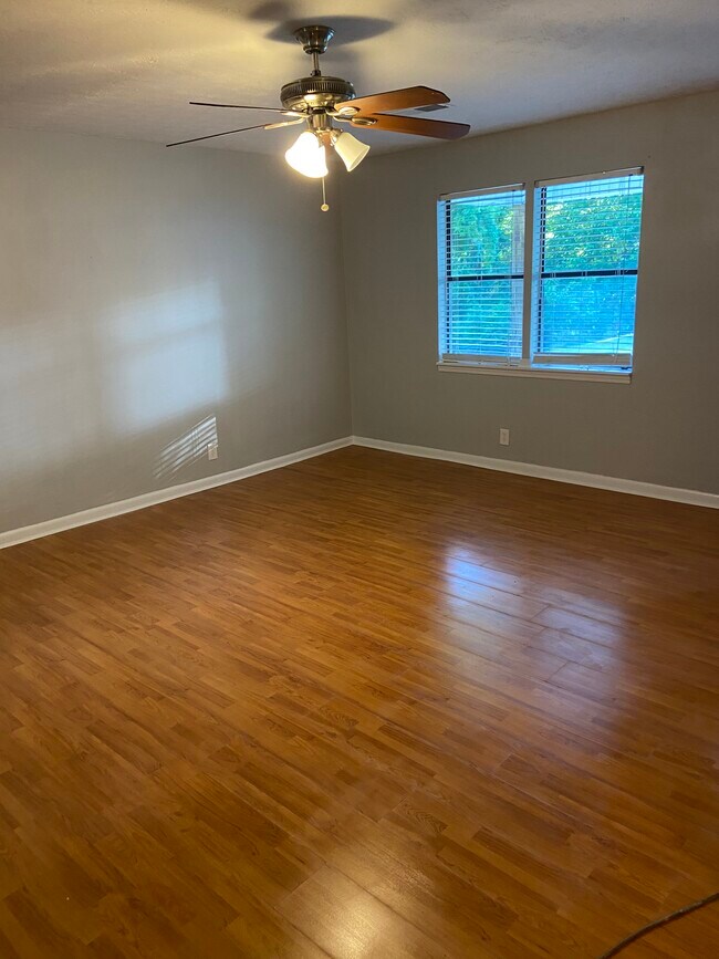 Building Photo - 11 Oak St