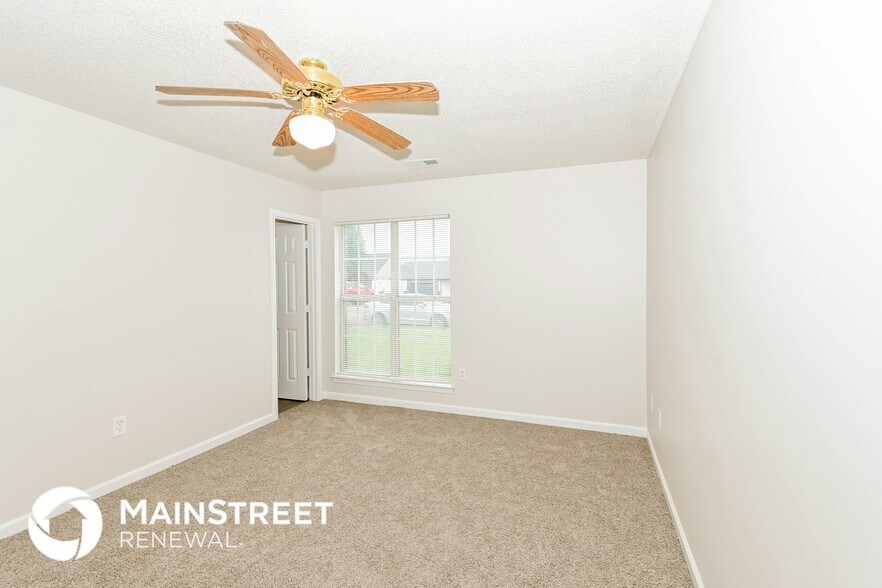 Building Photo - 10676 Oak Cir N