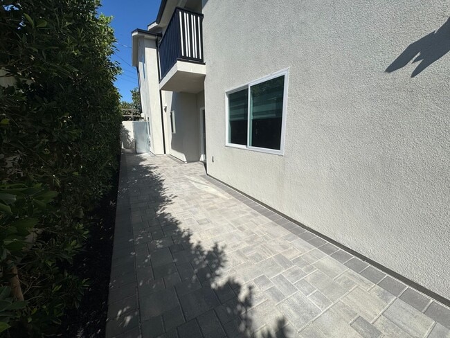 Building Photo - Spacious 1000 Sq. Ft. Single-Floor Back AD...