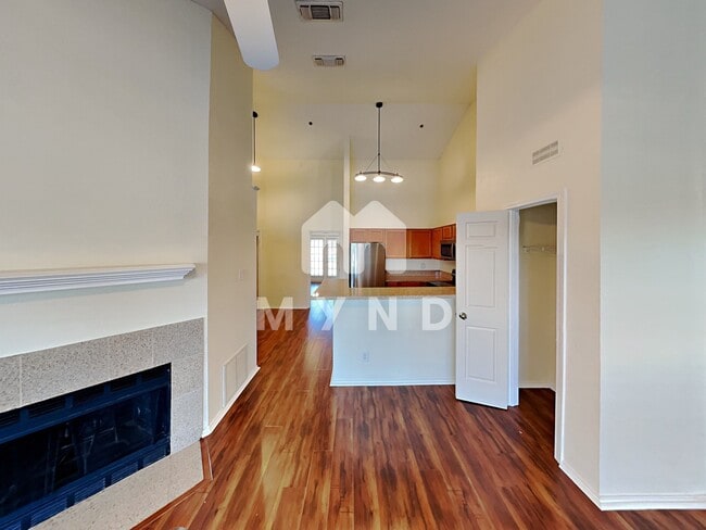 Building Photo - 4800 W Lovers Ln Apt 518