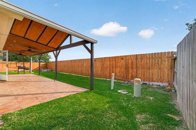 Building Photo - 23914 Glengate Dr