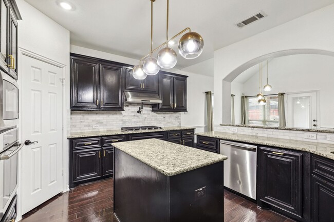 Building Photo - Luxurious in Little Elm