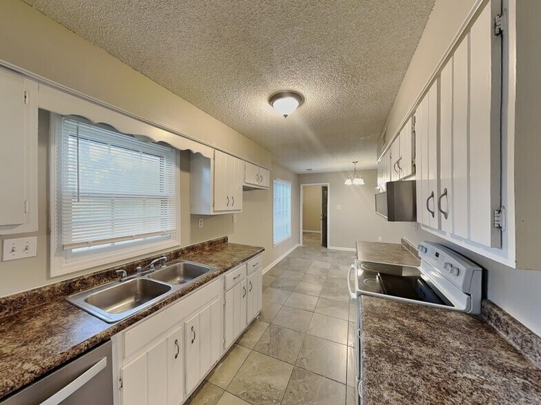 Building Photo - 1017 Hawkview Dr