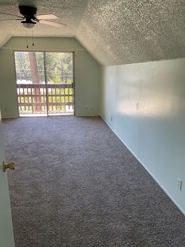 Building Photo - Two story 4 bedroom 2 bath home, Magalia