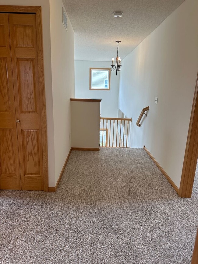 Building Photo - Spacious Single Family Home, Fireplace, 3....