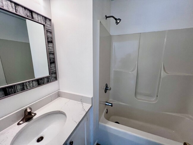Building Photo - Newly remodeled 3 bed 2.5 bath townhome in...