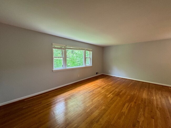 Building Photo - Sought-After 4 Bed 3 Bath L-Shaped Rambler...