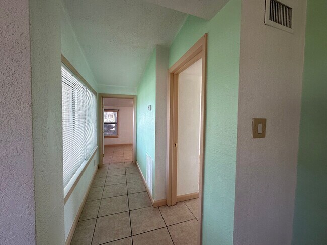 Building Photo - Charming 3 Bedroom, 1 Bath Home in Port Ch...