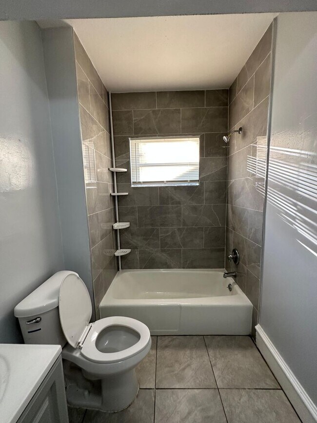 Building Photo - Fully Renovated 2/1 Single Family Ready to Move In!!!