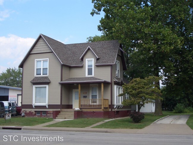 Primary Photo - 4 br, 1.5 bath House - 527 N. Lafayette