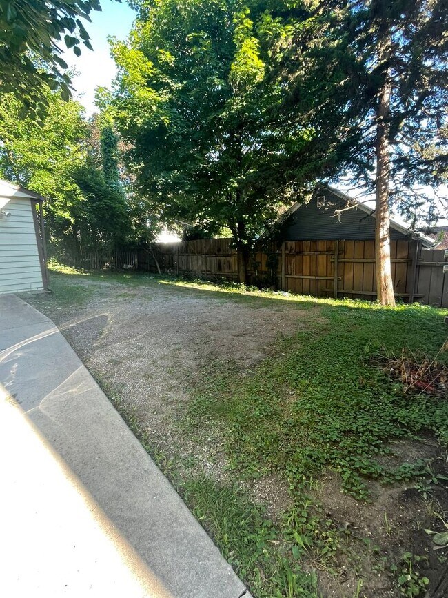 Building Photo - Three Bedroom House on Main St! | Parking, Laundry, and Central Air
