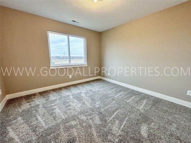 Building Photo - Stunning 4 bedroom, 3 bath Ranch Style Hom...
