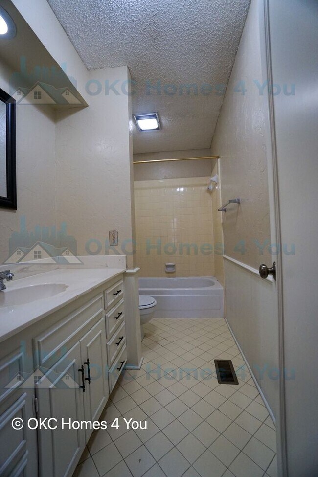Building Photo - Townhouse with 3 beds and 3 baths!