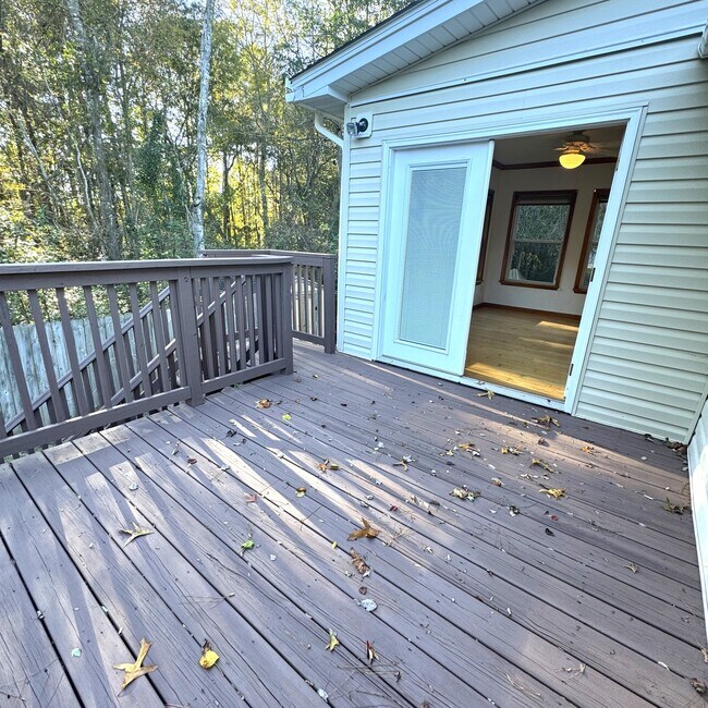 Building Photo - 961 Castlewood Dr