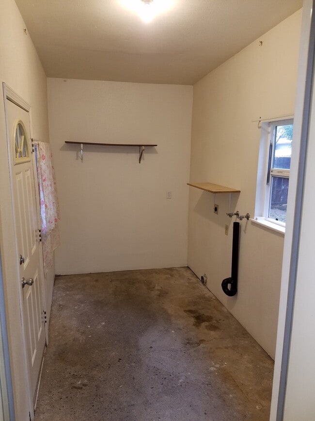 Building Photo - Spacious 2 Bedroom With Carport and Storag...