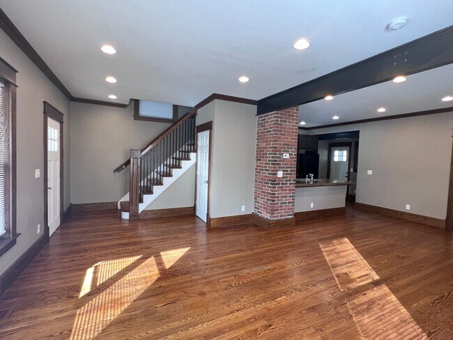 Building Photo - Three Bedroom Single Family Home - Close to everything!