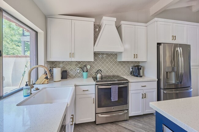 Building Photo - Fully Furnished Villa in Gated Paradise Va...
