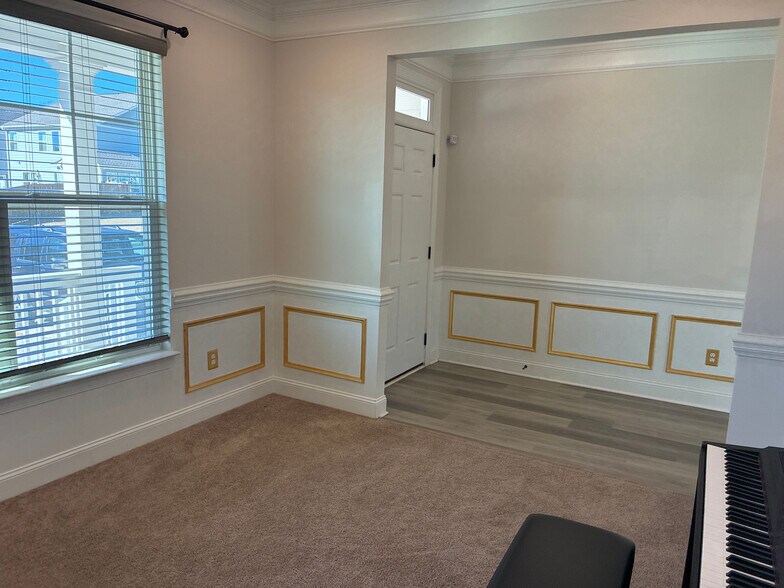 Building Photo - Room in House on Benjamin Dr