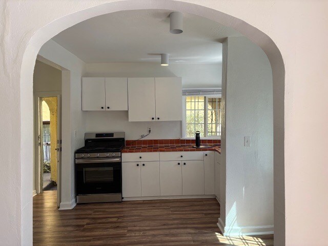 Building Photo - 3266 1/2 W Descanso Dr