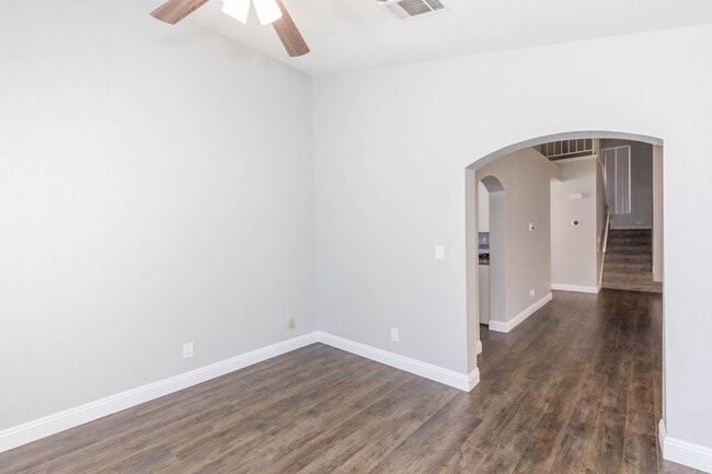 Building Photo - Lovely Home in The Lakes!