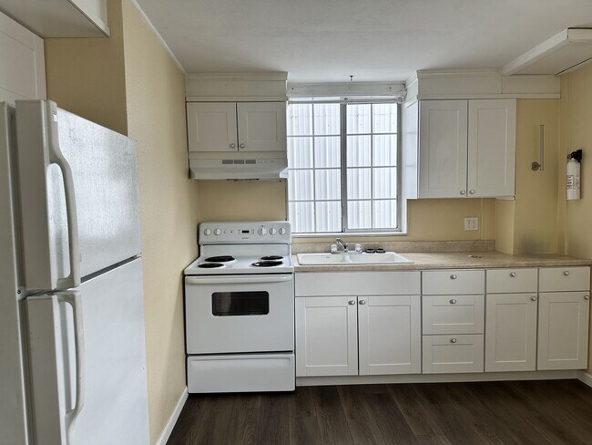 Building Photo - 514 E Woodin Ave