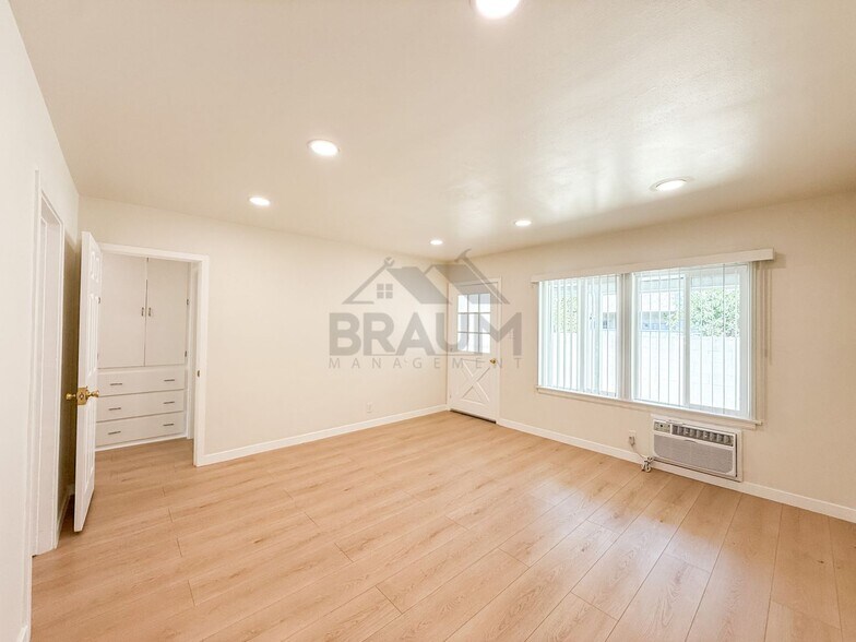 Building Photo - 15550 Vanowen St