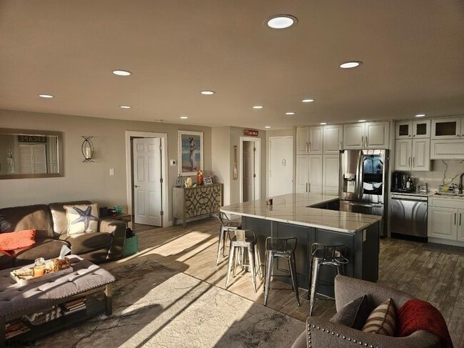 Building Photo - 100 S Berkley Square