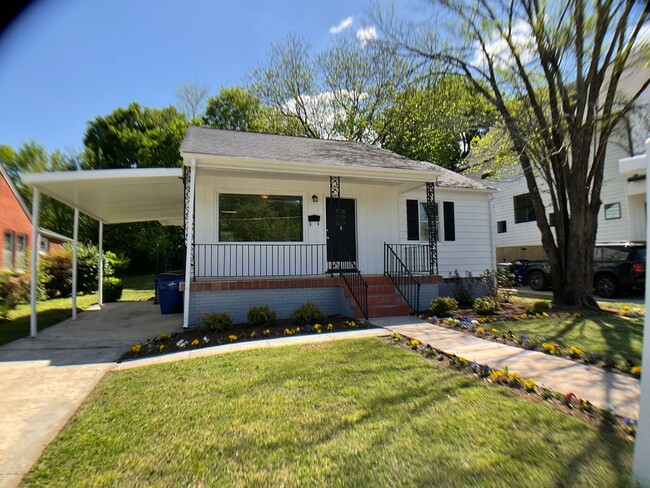 Building Photo - Adorable Bungalow Next to Downtown Raleigh!