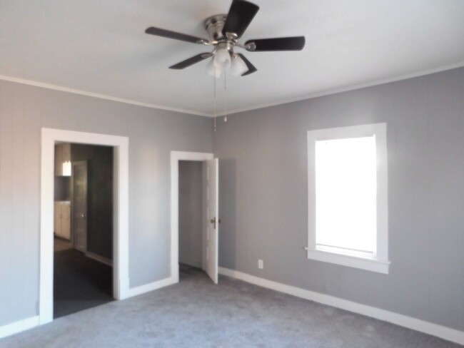 Building Photo - Beautiful 3 bedroom/1 bath home in El Dorado!