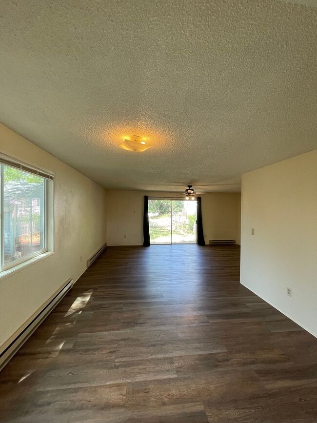 Building Photo - 3 Bed 1.5 Bath Townhouse