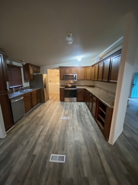 Large kitchen with lots of cabinets - 1220 Montlake Rd