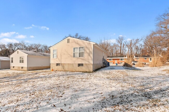 Building Photo - 3 Bedroom 1 Bath home, full basement, with...