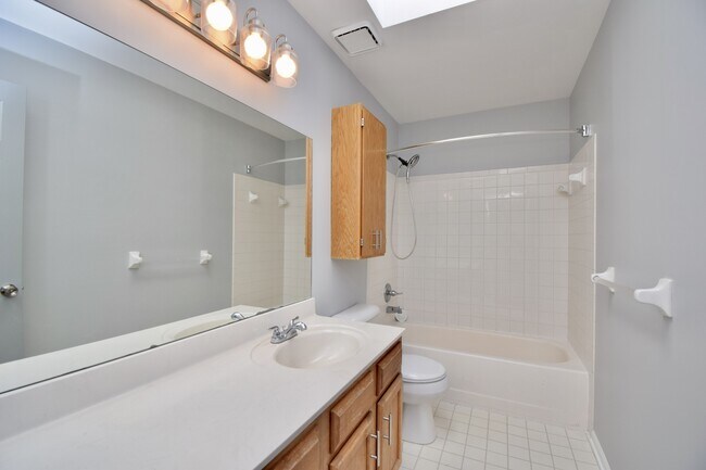 Building Photo - 647 Regent Rd