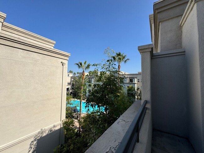 Building Photo - Stunning 1Bd/1Ba Condo in The Heart of Irv...