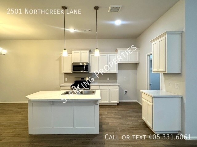 Building Photo - 2501 Northcreek Ln