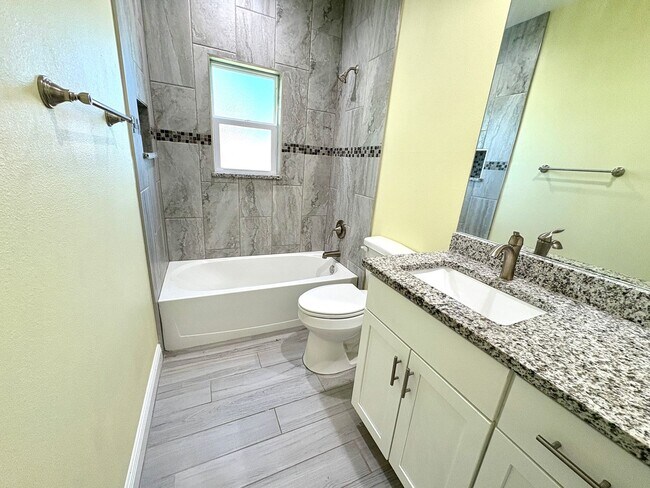 Building Photo - 621 E Virginia Ave